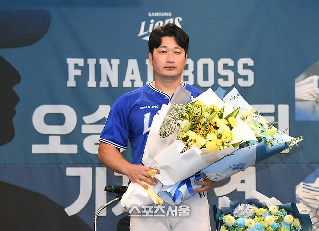 삼성 오승환이 7일 인천 연수구 오라카이송도호텔에서 진행된 은퇴 기자회견에서 취재진을 향해 포즈를 취하고 있다. 인천 | 박진업 기자 upandup@sportsseoul.com