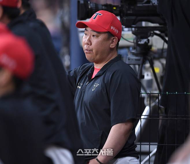 KIA 이범호 감독이 키움과 경기를 지켜보고 있다. 사진 | 최승섭기자 thunder@sportsseoul.com