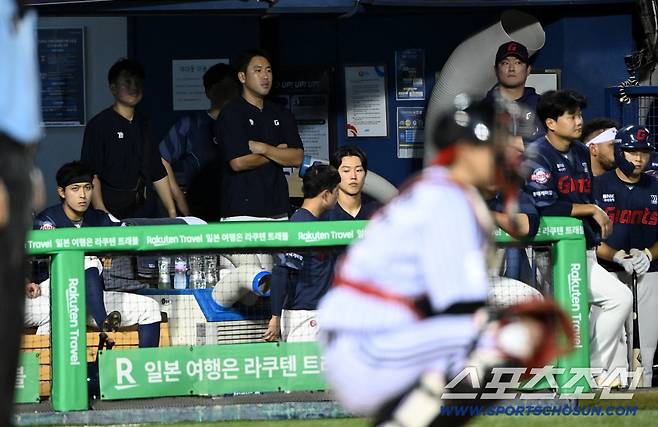 19일 잠실야구장에서 열린 롯데와 LG의 경기, 전준우가 경기를 지켜보고 있다. 잠실=허상욱 기자wook@sportschosun.com/2025.08.19/