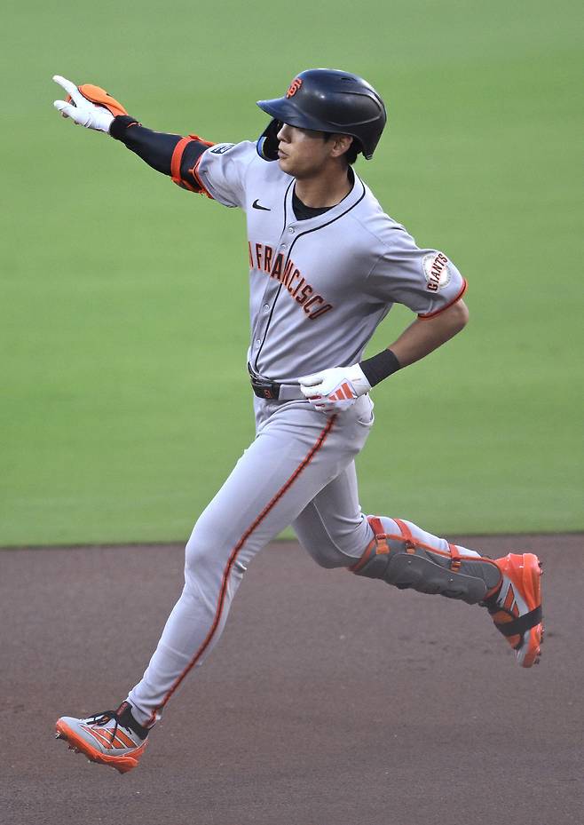 San Francisco Giants' Jung Hoo Lee rounds the bases after hitting a solo home run during the first inning of a baseball game against the San Diego Padres Tuesday, Aug. 19, 2025, in San Diego. (AP Photo/Orlando Ramirez)







<저작권자(c) 연합뉴스, 무단 전재-재배포, AI 학습 및 활용 금지>