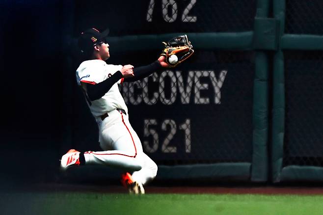 San Francisco Giants center fielder Jung Hoo Lee catches a ball hit by Tampa Bay Rays designated hitter Yandy Diaz in the fourth inning of a baseball game at Oracle Park in San Francisco, Sunday, Aug. 17, 2025. (Jose Carlos Fajardo/Bay Area News Group via AP) MANDATORY CREDIT; NO LICENSING EXCEPT BY AP COOPERATIVE MEMBERS







<저작권자(c) 연합뉴스, 무단 전재-재배포, AI 학습 및 활용 금지>