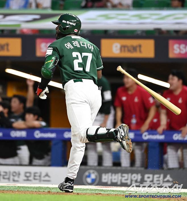 16일 인천SSG랜더스필드에서 열린 LG와 SSG의 경기, 5회말 무사 만루 에레디아가 역전 만루홈런을 치고 있다. 인천=허상욱 기자wook@sportschosun.com/2025.08.16/