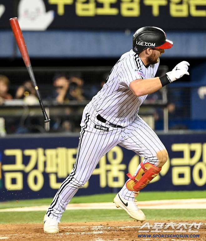 19일 잠실야구장에서 열린 롯데와 LG의 경기, 5회말 1사 1루 오스틴이 내야안타를 치고 있다. 잠실=허상욱 기자wook@sportschosun.comm/2025.08.19/