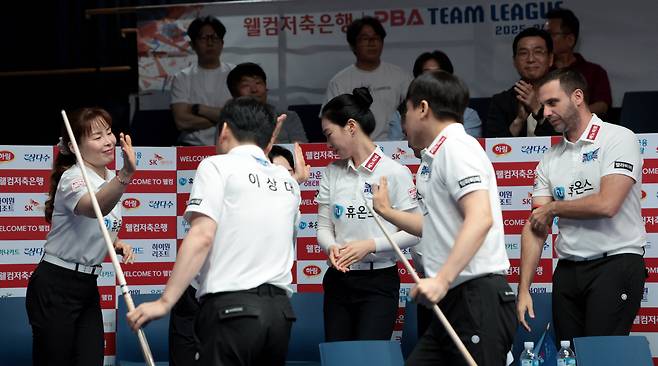승리를 자축하는 휴온스 선수들. 사진제공=PBA