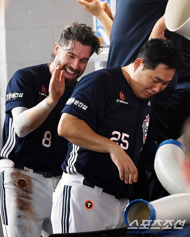 20일 대전 한화생명볼파크에서 열린 한화 이글스와 두산 베어스의 경기. 3회초 2사 2,3루 두산 양의지가 폭투를 틈타 득점하자 케이브가 더 기뻐하고 있다. 대전=박재만 기자 pjm@sportschosun.com/2025.08.20/
