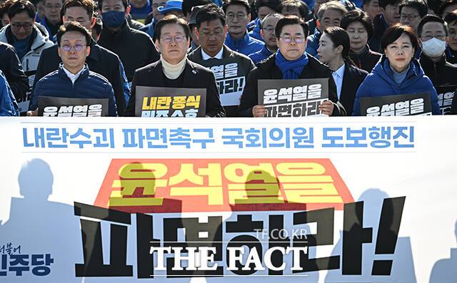 이재명 더불어민주당 대표와 박찬대 원내대표를 비롯한 민주당 의원들이 지난 3월 19일 오후 서울 여의도 국회에서 '내란 수괴 윤석열 파면을 촉구'하는 도보행진을 하고 있다. /박헌우 기자