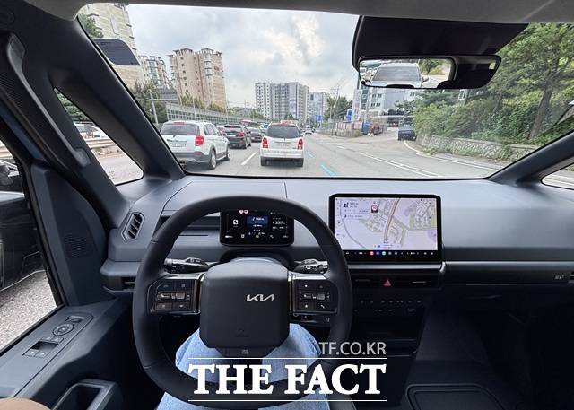 도심 주행에서 바라본 운전석 전방 시야. 대형 스크린과 디지털 계기판이 직관적으로 배치돼 있다. /황지향 기자