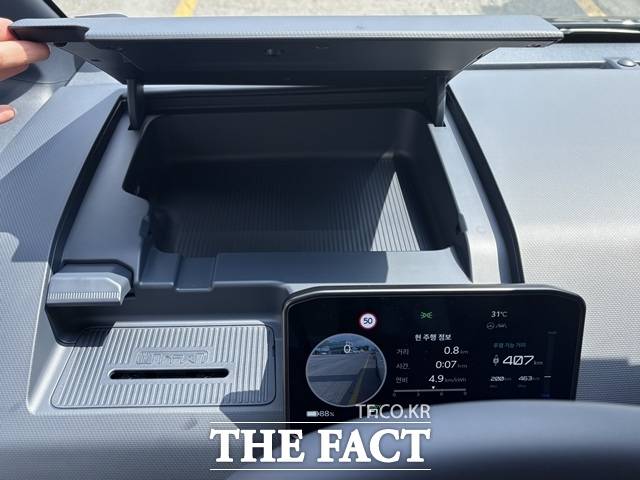 크래시패드 상단에 마련된 덮개형 수납공간. 자주 쓰는 소지품을 보관하기에 적합하다. /황지향 기자