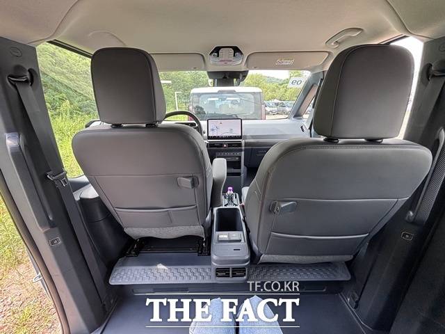 패신저 모델 2열 공간. 전방 시야가 넓게 확보돼 장거리 이동에도 개방감이 돋보일 것으로 보인다. /황지향 기자
