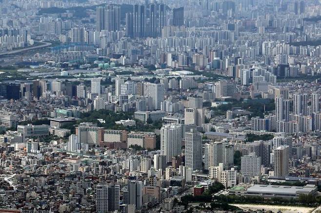 서울 송파구 롯데월드타워 전망대 서울스카이에서 바라본 서울 시내 아파트 및 빌라단지의 모습. 연합뉴스.