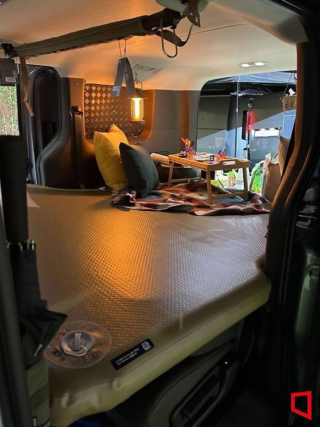 차박용으로 꾸며진 '더 기아 PV5' 실내. 오현길 기자