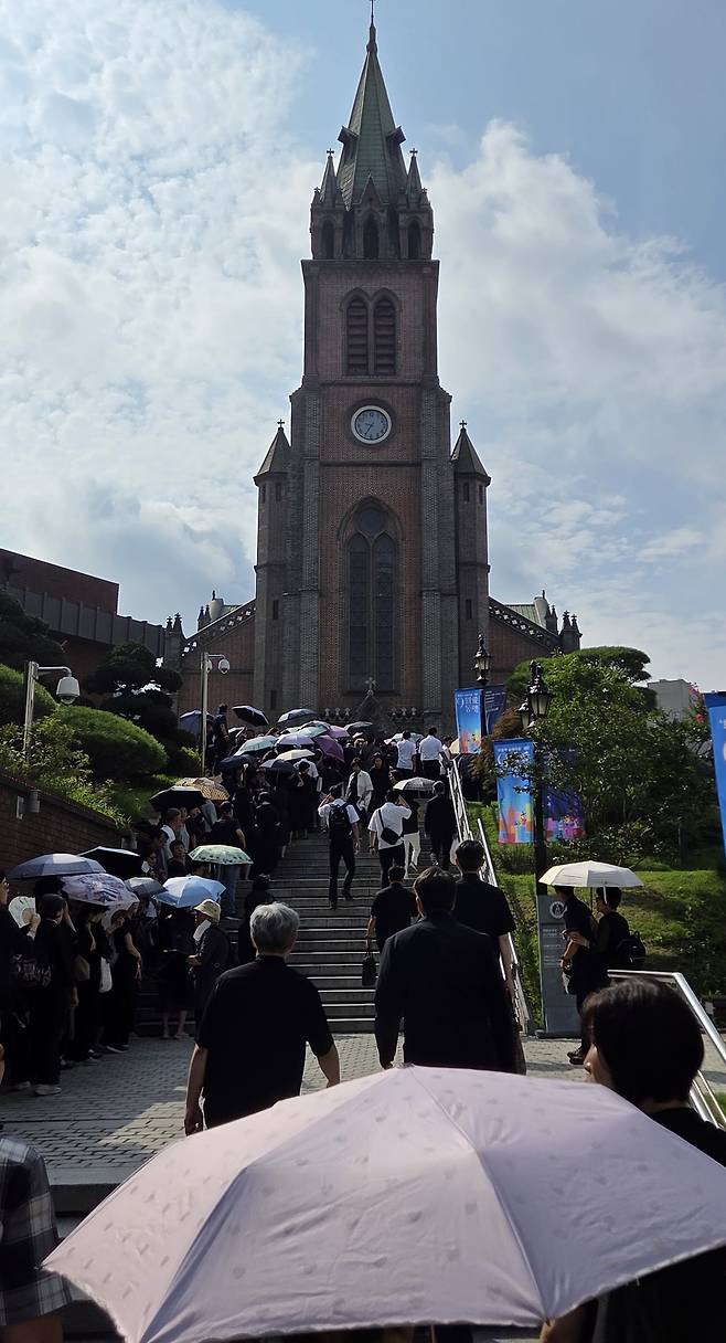 18일 오전 유경촌 주교 장례미사가 열리는 명동대성당으로 향하는 신자들이 계단에 길게 줄서있다. /김한수 기자