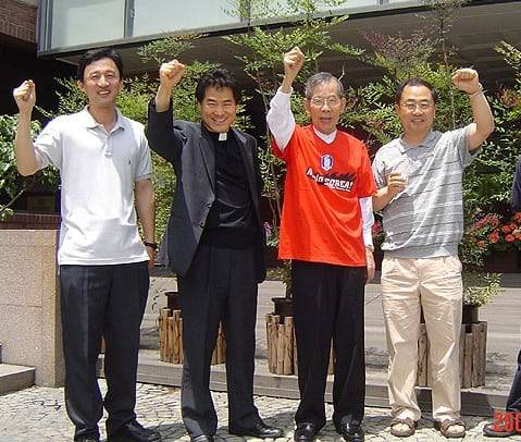 김수환 추기경과 함께 촬영한 모습. 왼쪽부터 유경촌 주교, 이재돈 신부, 김수환 추기경, 손희송 주교. /손희송 주교 페이스북