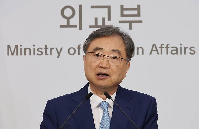 조현 외교부 장관이 14일 오전 서울 종로구 정부서울청사 별관에서 브리핑을 하고 있다. /뉴시스