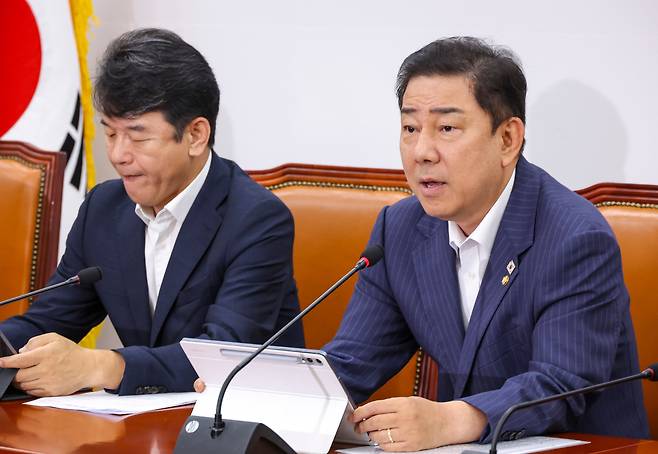 더불어민주당 김병기 원내대표가 19일 국회에서 열린 원내대책회의에서 8월 임시국회에서 처리를 추진할 법안에 대해 말하고 있다. /연합뉴스