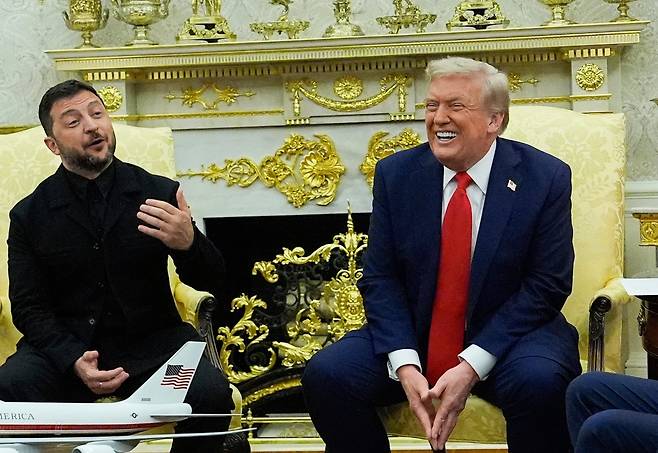 도널드 트럼프 미국 대통령(오른쪽)과 볼로디미르 젤렌스키 우크라이나 대통령이 18일 백악관에서 정상회담을 하고 있다. /AP 연합뉴스