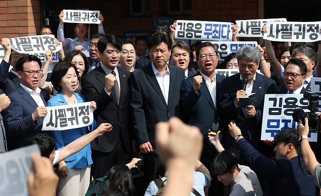 정치자금법 위반·특정범죄 가중처벌법상 뇌물 혐의로 기소된 김용 전 민주연구원 부원장이 지난 19일 오전 경기 화성시 마도면 화성직업훈련교도소에서 보석으로 석방된 후 입장을 밝히고 있다. /뉴스1