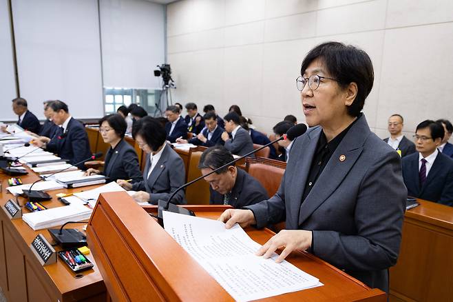 정은경 보건복지부 장관이 지난 18일 서울 여의도 국회에서 열린 제428회 국회(임시회) 보건복지위원회 제1차 전체회의에 출석해 업무보고를 있다. /뉴스1