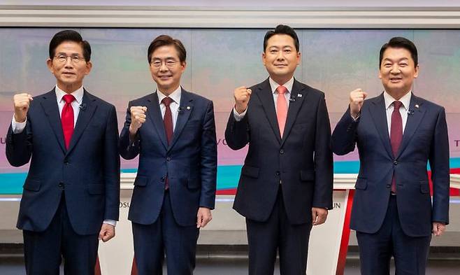 (왼쪽부터) 국민의힘 김문수, 조경태, 장동혁, 안철수 당대표 후보가 19일 서울 중구 TV조선 스튜디오에서 열린 국민의힘 제6차 전당대회 당대표 후보자 토론회에서 포즈를 취하고 있다. ⓒ국회사진기자단