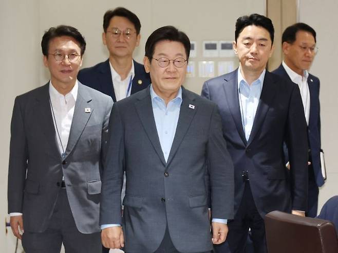 이재명 대통령이 12일 서울 용산 대통령실 청사에서 열린 국무회의에 입장하고 있다.ⓒ뉴시스