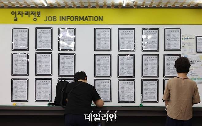 서울 마포구 서부고용복지플러스센터를 찾은 구직자가 서류를 작성하고 있다.ⓒ뉴시스