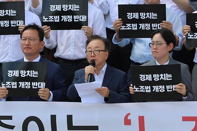 한국경영자총협회 등 경제6단체와 지방경총 및 업종별 단체가 19일 오후 서울 여의도 국회 본청 앞 계단에서 김형동(왼쪽)·조지연(오른쪽) 국민의힘 의원과 함께 '노동조합법 개정 반대' 경제계 결의대회를 진행하고 있다. ⓒ한국경영자총협회