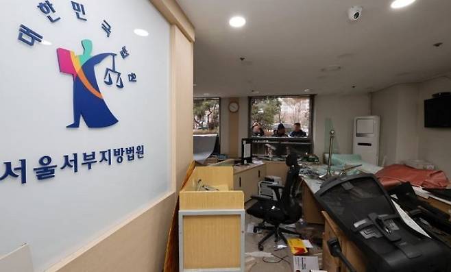 윤석열 전 대통령이 내란 우두머리 혐의로 구속되자 일부 지지자들이 서울서부지방법원 내부로 난입해 폭력사태를 일으킨 지난 1월19일 오전 서부지법 외벽과 창문 등 시설물이 파손돼 있다. ⓒ연합뉴스