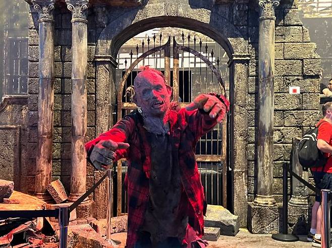 20일(현지시간) 독일 쾰른에서 개최된 '게임스컴 2025' 내 캡콤 부스 전경. 신작 '레지던트 이블: 레퀴엠'에 등장하는 좀비가 포즈를 취하고 있다.ⓒ데일리안 이주은 기자