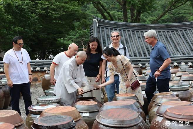 진관사 장독대에서 성돈 스님이 사찰음식에서 제일 중요한 장류에 대해 설명하고 있다.전영한 기자 scoopjyh@donga.com