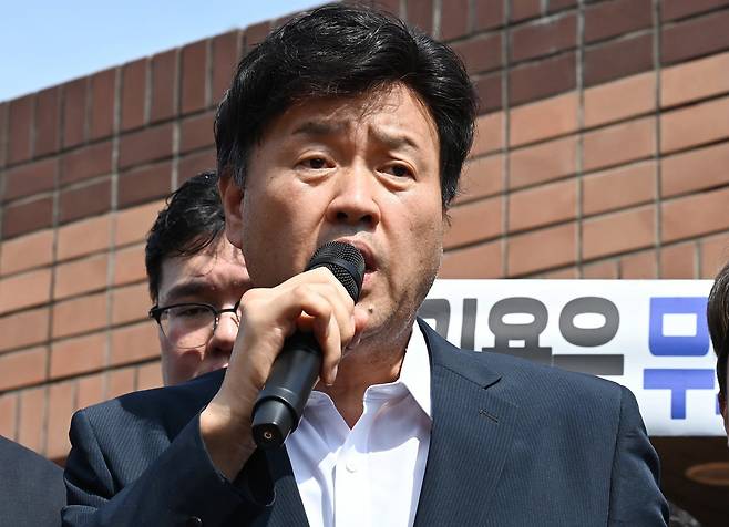 정치자금법위반·특정범죄 가중처벌법상 뇌물 혐의로 기소된 김용 전 민주연구원 부원장이 20일 경기 화성시 마도면 화성직업훈련교도소에서 보석으로 석방돼 나오고 있다. 뉴시스