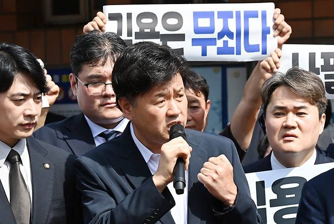 정치자금법위반·특정범죄 가중처벌법상 뇌물 혐의로 기소된 김용 전 민주연구원 부원장이 20일 경기 화성시 마도면 화성직업훈련교도소에서 보석 석방돼 취재진에게 입장을 밝히고 있다. 뉴시스
