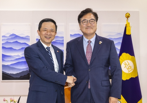 우원식(오른쪽) 국회의장이 20일 국회에서 다이빙 주한중국대사를 면담하기 전 악수하고 있다.   [연합뉴스]