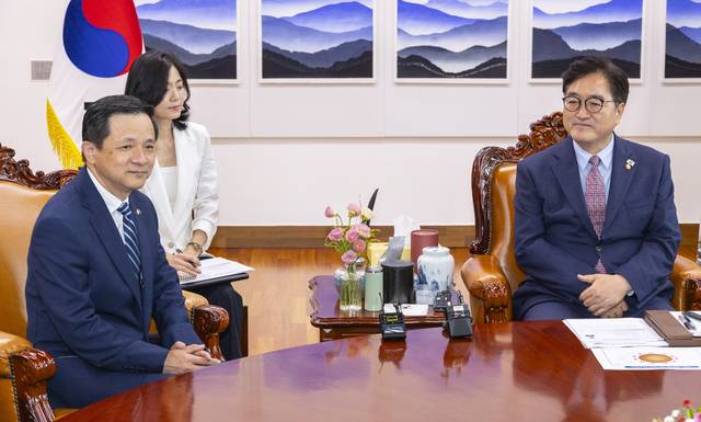 우원식 국회의장(오른쪽)이 20일 국회에서 다이빙 주한중국대사를 면담하고 있다. [연합뉴스]