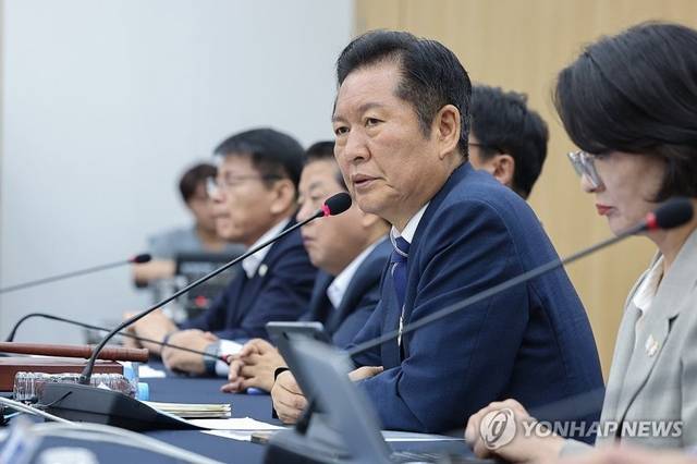 정청래 더불어민주당 대표가 20일 아시아태평양경제협력체(APEC) 정상회의가 열리는 경북 경주시 경주화백컨벤션센터(HICO)에서 열린 경북 현장 최고위원회에서 발언하고 있다. [연합뉴스]