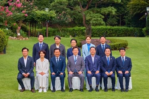 이재명 대통령이 20일 서울 한남동 관저에서 더불어민주당 정청래 대표, 김병기 원내대표 등 지도부와 만찬 전 기념 촬영을 하고 있다. [연합뉴스]