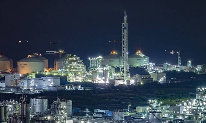 지난달 14일 전남 여수 국가산업단지의 야경. 공장들의 불빛은 화려하지만, 언제까지고 꺼지지 않을 수 있을까. 김진수 선임기자 jsk@hani.co.kr