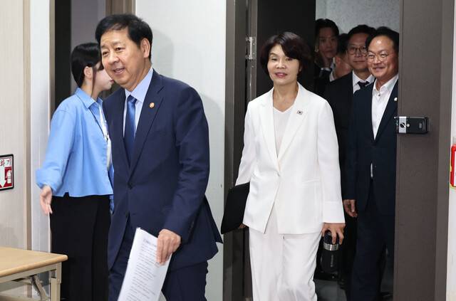 20일 국회 의원회관에서 열린 새정부 경제성장전략 당정협의에서 구윤철 경제부총리 등 참석자들이 입장하고 있다. 윤운식 선임기자 yws@hani.co.kr