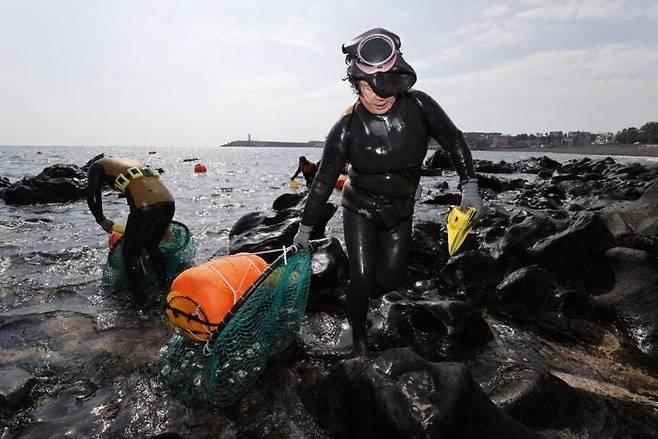 제주 해녀들. 한겨레 자료
