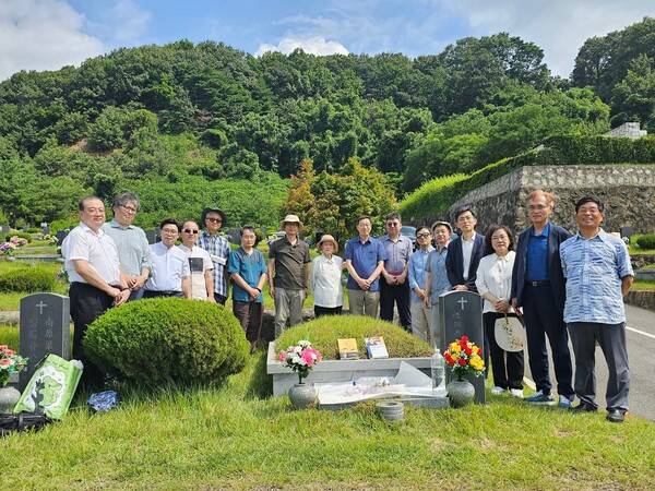 변선환의 제자들은 매년 기일(8월8일)에 그의 묘소를 찾아 예배와 큰절을 드린다. 목사 제자들이 기도도 하고 절도 한다. 필자 제공