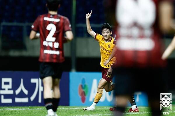 Jung Ji -hoon of Gwangju FC is delighted after scoring the first goal in the match against Bucheon FC in the first leg of the Korea Cup semifinals held on the 21st. Provided by the Korean Football Association