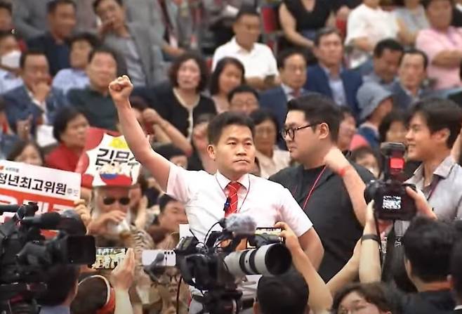 한국사 강사 전한길씨가 2025년 8월8일 대구 북구 엑스코에서 열린 국민의힘 제6차 전당대회 대구·경북 합동연설회에 참석했다. MBC유튜브 갈무리