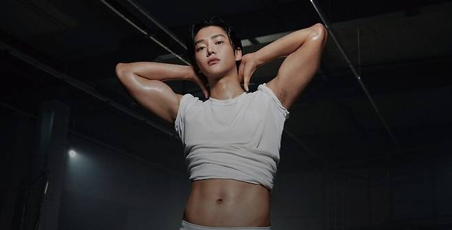캘빈클라인이 최근 공개한 보이그룹 SF9 출신 배우 로운의 자사 속옷 화보 일부. 캘빈클라인 누리집 갈무리