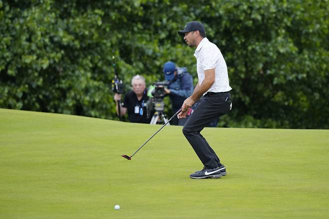 <yonhap photo-0681=""> Australia's Jason Day reacts after putting in the 17th green during the third day of the British Open Golf Championships at the Royal Liverpool Golf Club in Hoylake, England, Saturday, July 22, 2023. (AP Photo/Jon Super)/2023-07-23 05:53:33/ <저작권자 ⓒ 1980-2023 ㈜연합뉴스. 무단 전재 재배포 금지.></yonhap>