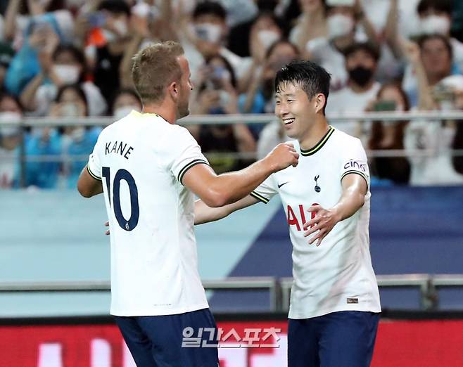 "잉글랜드 프리미어리그(EPL) 토트넘이 13일 오후 서울월드컵경기장에서 한국프로축구 '팀 K리그'와 프리시즌의 첫 경기를 펼쳤다. 토트넘 케인이 후반 골을 성공시키고 손흥민과 포옹하고있다. 서울월드컵경기장=정시종 기자 capa@edaily.co.kr /2022.07.13. "
