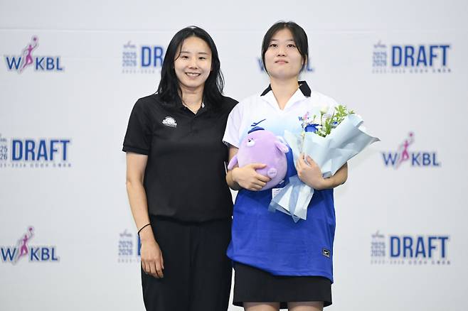 최윤아(왼쪽) 인천 신한은행 감독과 황현정. 사진=WKBL