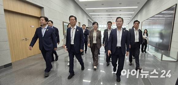 더불어민주당 정청래 대표와 최고위원, 임미애 경북도당 위원장을 비롯한 민주당 의원 13명이 19일 경주를 방문해 아시아태평양경제협력체(APEC) 준비 상황을 점검했다. [사진=경북도청]