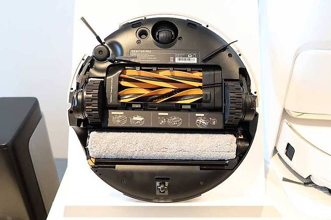 롤러형 물걸레와 맥시리지 브러시, 트로보웨이브 듀오브러시 / 출처=IT동아