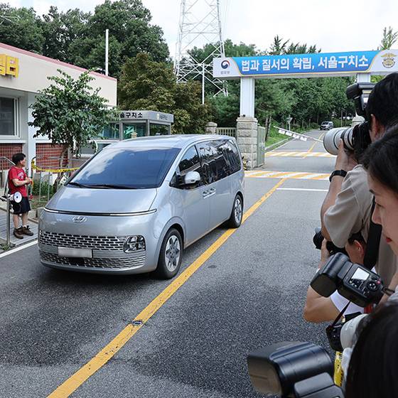 김건희 여사 관련 의혹을 수사 중인 특별검사팀 차량이 7일 오전 윤석열 전 대통령에 대한 2차 체포영장 집행에 실패한 뒤 서울구치소를 나오고 있다. 이날 특검팀은 물리력 행사를 통해 영장을 집행하려 했지만, 윤 전 대통령의 완강한 거부로 집행을 중단했다고 밝혔다. 뉴스1