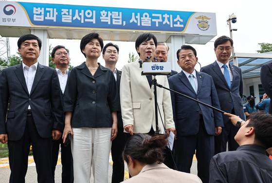 더불어민주당 3대 특검 종합대응 특별위원회 소속 의원들이 윤석열 전 대통령 체포영장 집행 당시의 영상 기록을 확인하기 위해 11일 경기 의왕 서울구치소를 방문해 입장을 밝히고 있다. [뉴스1]