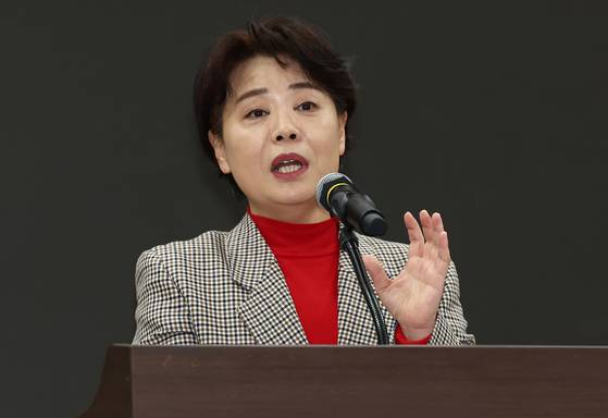 윤희숙 전 여의도연구원장이 2월 18일 오전 서울 여의도 국회 의원회관에서 열린 '창립 30주년 여의도연구원 연속토론회, 국민 위에 군림하는 국가기관 정상인가?'에서 개회사를 하고 있다. [뉴스1]